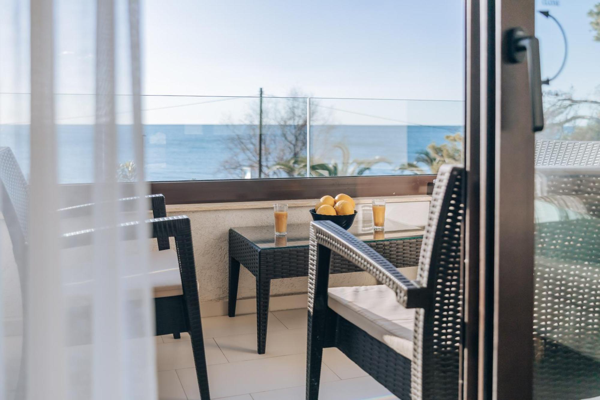 Apartments Kuce Lekovica Beach & Snack Bar- Bistro Bilik gambar